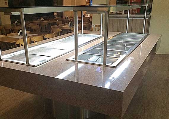 Os buffets COLD AÇO são projetados para otimizar o espaço físico e o fluxo de pessoas. Produzidos em aço inox galvanizado (estrutura e perfis), tampo em granito, salivador e prateleiras em vidro temperado, revestimento em MDF, rodapé (aço ou granito), módulo porta pratos e iluminação em LED.<br>Cubas (GN's) não inclusas.