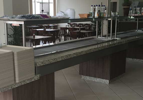 Os buffets COLD AÇO são projetados para otimizar o espaço físico e o fluxo de pessoas. Produzidos em aço inox galvanizado (estrutura e perfis), tampo em granito, salivador e prateleiras em vidro temperado, revestimento em MDF, rodapé (aço ou granito), módulo porta pratos e iluminação em LED.<br>Cubas (GN's) não inclusas.