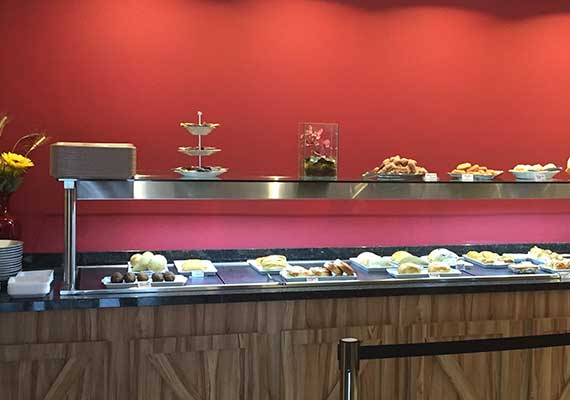 Os buffets COLD AÇO são projetados para otimizar o espaço físico e o fluxo de pessoas. Produzidos em aço inox galvanizado (estrutura e perfis), tampo em granito, salivador e prateleiras em vidro temperado, revestimento em MDF, rodapé (aço ou granito), módulo porta pratos e iluminação em LED.<br>Cubas (GN's) não inclusas.
