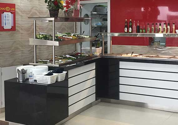 Os buffets COLD AÇO são projetados para otimizar o espaço físico e o fluxo de pessoas. Produzidos em aço inox galvanizado (estrutura e perfis), tampo em granito, salivador e prateleiras em vidro temperado, revestimento em MDF, rodapé (aço ou granito), módulo porta pratos e iluminação em LED.<br>Cubas (GN's) não inclusas.