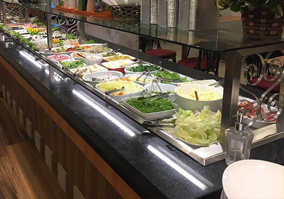 Os buffets COLD AÇO são projetados para otimizar o espaço físico e o fluxo de pessoas. Produzidos em aço inox galvanizado (estrutura e perfis), tampo em granito, salivador e prateleiras em vidro temperado, revestimento em MDF, rodapé (aço ou granito), módulo porta pratos e iluminação em LED.<br>Cubas (GN's) não inclusas.