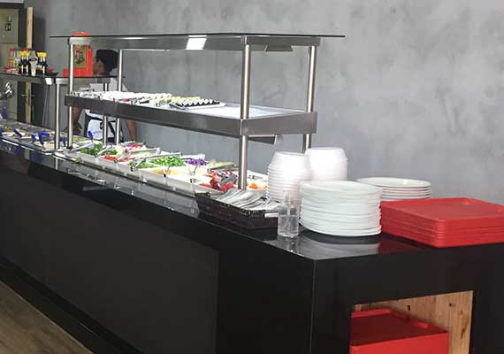 Os buffets COLD AÇO são projetados para otimizar o espaço físico e o fluxo de pessoas. Produzidos em aço inox galvanizado (estrutura e perfis), tampo em granito, salivador e prateleiras em vidro temperado, revestimento em MDF, rodapé (aço ou granito), módulo porta pratos e iluminação em LED.<br>Cubas (GN's) não inclusas.