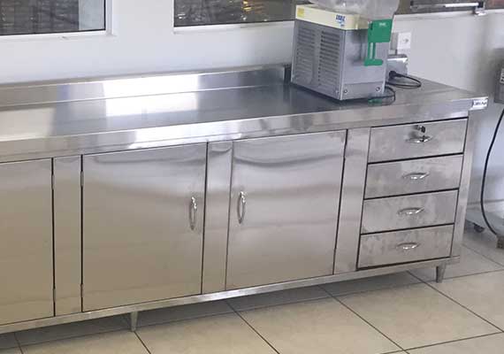 Confeccionado em aço Inox 304 com portas de correr e/ou pivotantes, gavetas, prateleiras internas e sapatas em nylon para regulagem de nível, este equipamento tem como opcionais tampo de centro ou de parede (com espelho).