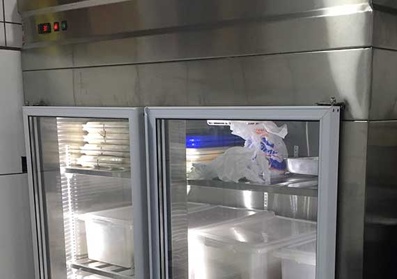 Produzido em aço inoxidável com prateleiras internas reguláveis, isolamento térmico adequado, portas lisas ou de vidro com fechamento magnético, programação e controle digital de temperatura.<br>
Sistema de refrigeração a ar forçado com degelo automático.